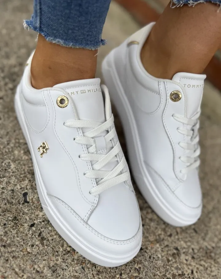 Essential Chic Court Sneaker